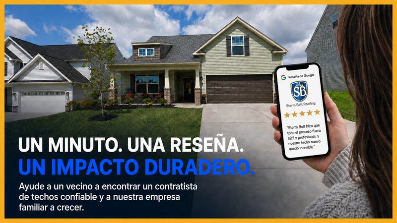 Una propietaria dejando una rese&ntilde;a de cinco estrellas en Google para Storm Bolt Roofing desde su tel&eacute;fono, junto al mensaje Un minuto. Una rese&ntilde;a. Un impacto duradero.