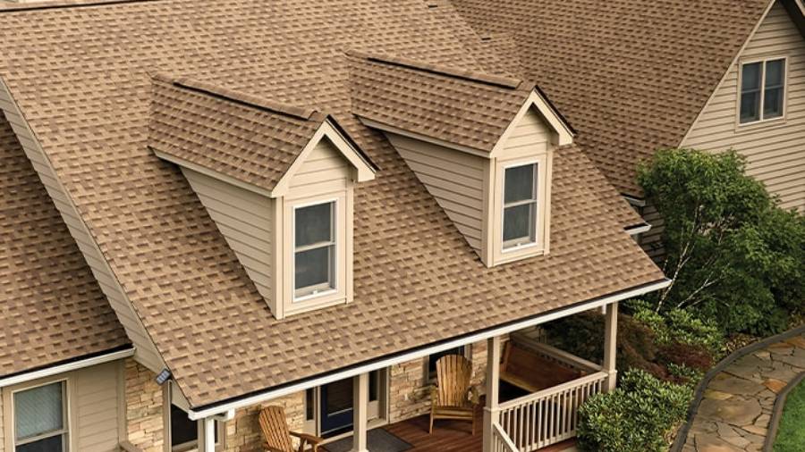 A finished roof in GAF Timberline HDZ Shakewood on a home